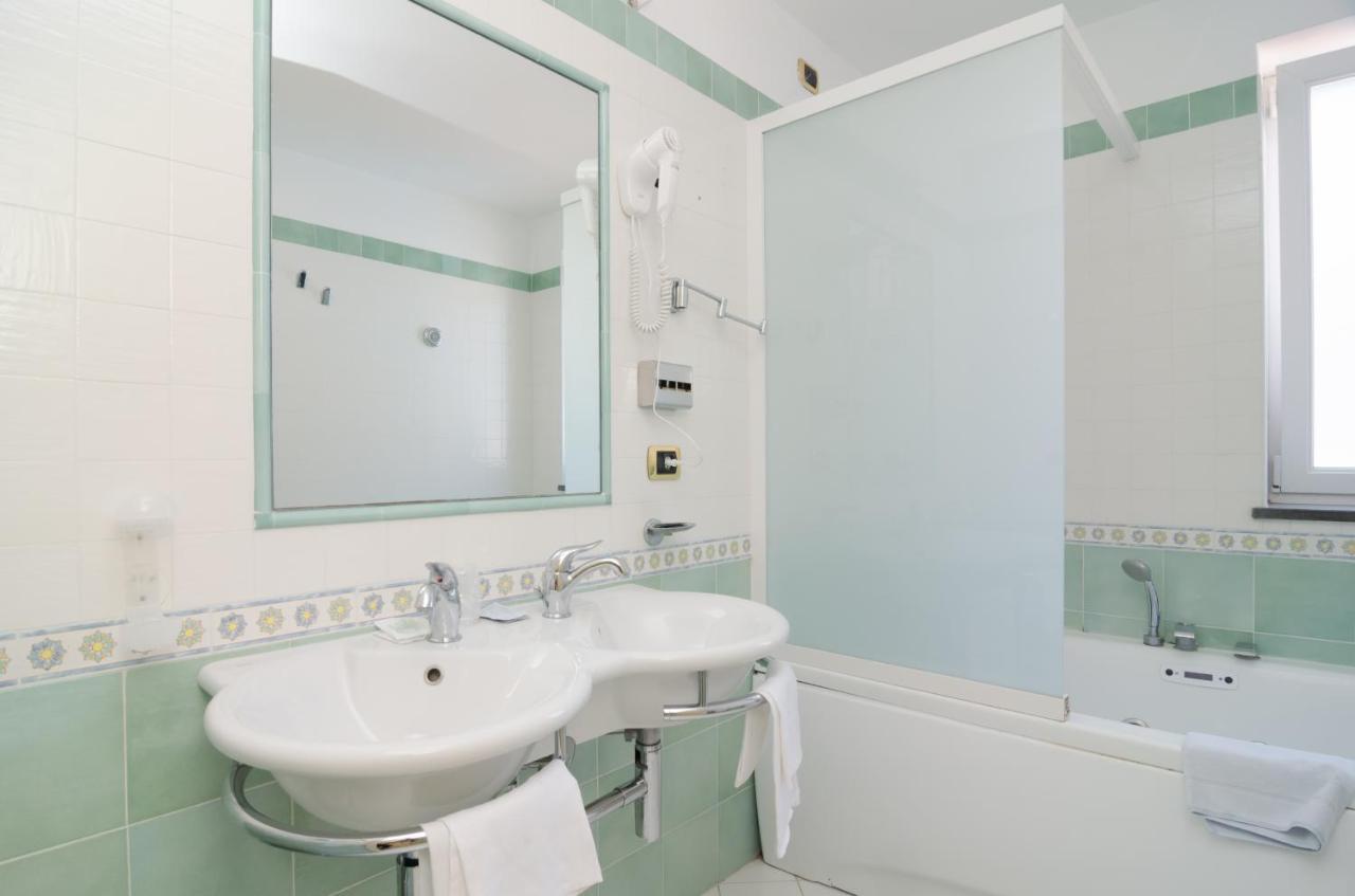 Hotel Flora Wellness & Beauty 伊斯基亚 外观 照片